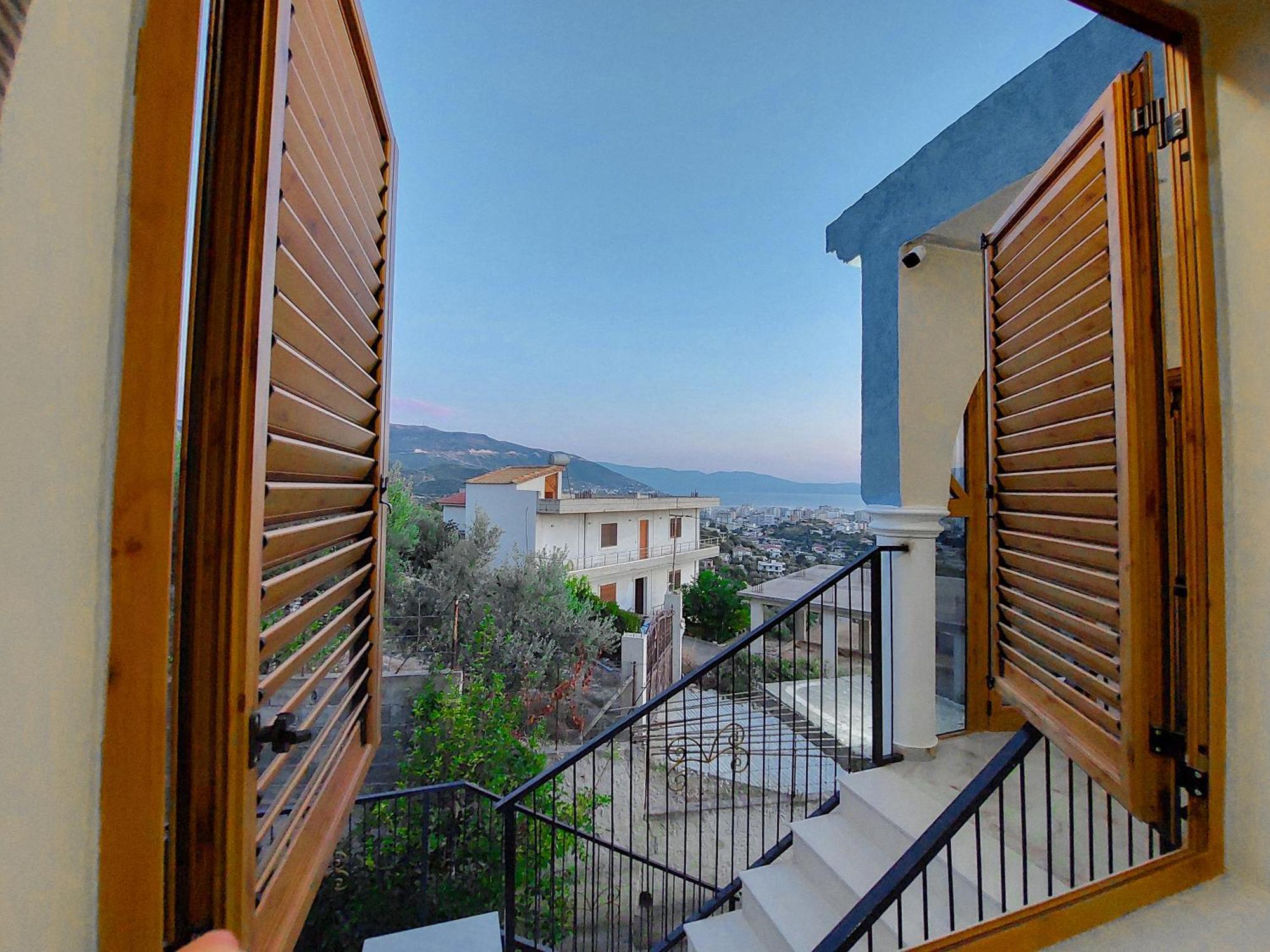 Vila Luzaj * Vlorë