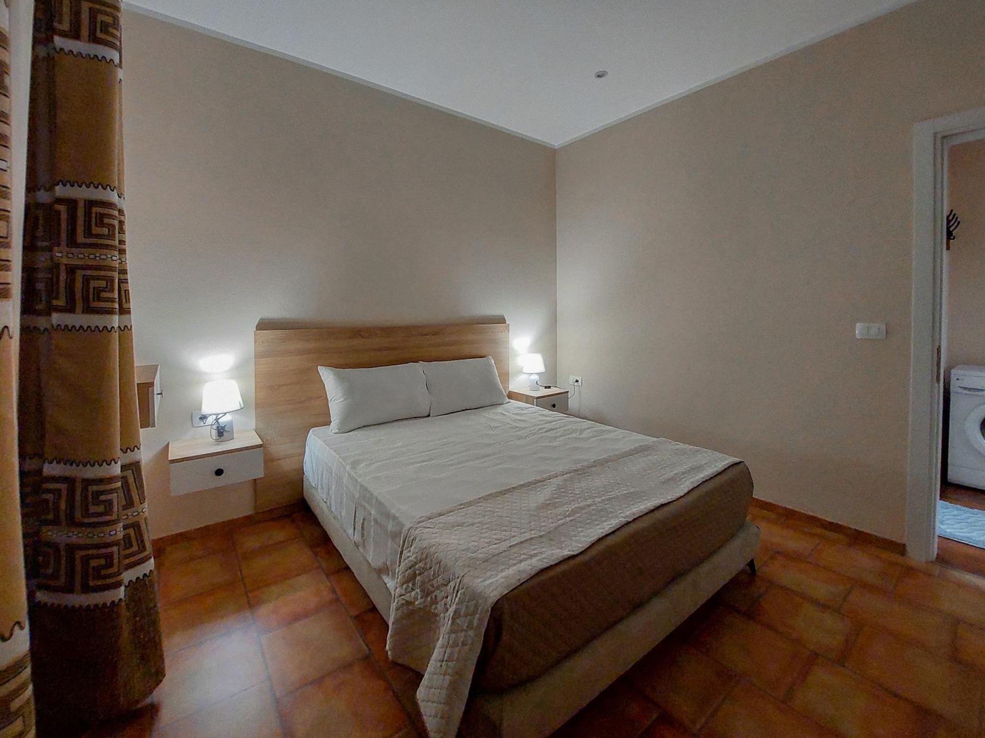 Vila Luzaj * Vlorë